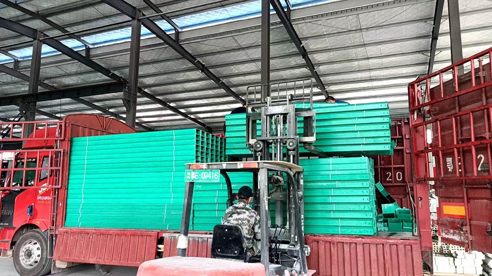 玻璃鋼橋架比熱鍍鋅橋架哪個(gè)好？